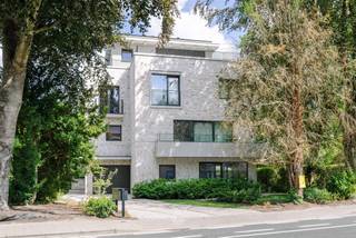 <p><span> </span></p><p><span> </span></p><p><span> </span></p><p><span> </span></p><p><span> </span></p><p><span> </span></p><p><span>C'est dans ce projet immobilier neuf à petite échelle que vous trouverez cet élégant appartement de plain-pied.<br />Conçu par le célèbre cabinet d'architectes Caan, ce projet garantit des finitions de qualité et des matériaux durables.<br />Grâce à son emplacement à proximité de la gare Saint-Pierre, de l'UZ-Gent et de De Sterre, vous bénéficiez d'une desserte optimale, tant en transports en commun qu'en voiture.<br />Le parc de la Citadelle et le parc Paul de Smet de Naeyer se trouvent à quelques minutes à pied, ce qui est idéal pour se détendre dans un cadre verdoyant.<br /><br />DESCRIPTION<br /><br />L'appartement est prêt à emménager, à l'exception des travaux de peinture.<br />Vous entrez par le hall d'entrée doté d'un débarras séparé.<br />Une élégante porte vitrée vous mène à l'espace de vie avec cuisine ouverte équipée d'un îlot central.<br />La cuisine constitue le cœur battant de l’appartement, parfaite pour passer des soirées conviviales en famille ou entre amis.<br /><br />Grâce à ses grandes baies vitrées, l’espace de vie est baigné de lumière naturelle.<br />Depuis le salon, vous accédez à la terrasse ensoleillée, idéalement orientée.<br /><br />L'appartement dispose également de toilettes pour invités, d'une chambre avec salle de bains attenante, où confort et luxe s'allient à la perfection.<br /><br />ATTOUS SUPPLÉMENTAIRES<br /><br />Le débarras en sous-sol, un abri de jardin privé ainsi que le jardin commun, qui constitue un lieu accueillant pour passer d'agréables journées d'été !<br /><br />Contactez Kevin :<br />(certaines photos'sont fournies à titre indicatif, les dimensions sont approximatives) </span></p>