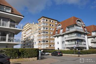 Op een steenworp afstand van het Albertstrand, bevindt zich dit ruim en instapklaar 2-slaapkamer appartement te koop met een magnifiek open zicht over Knokke-Heist.<br /><br />Indeling: ruime inkomhal met vestiaire, gastentoilet en aparte bergruimte. Gezellige en lichtrijke woonkamer met zithoek en open haard waar men kan genieten van een prachtig zijdelings zeezicht. Geïnstalleerde open keuken met ingemaakte kasten die voorzien zijn van aansluitingen voor een wasmachine en droogkast. Aansluitende eetplaats en aangename eethoek die toegang biedt tot het ruime en zuidgerichte terras waar men eveneens kan genieten van het open zicht. In de douchekamer is er een inloopdouche, wastafel en toilet. Via de nachthal krijgt men toegang tot de twee volwaardige slaapkamers. Slaapkamer 1 is voorzien van een dubbel bed, ingemaakte kasten en een wastafel. Slaapkamer 2 is ook voorzien van een dubbel bed en heeft een inloopdressing.<br /><br />Op verdieping -1 bevindt er zich een privatieve kelderberging.<br />Tevens is er een gemeenschappelijke fietsenberging op het gelijkvloers.<br /><br />Een bezoek ter plaatse is sterk aangeraden en is steeds mogelijk op afspraak!<br />Contacteer ons vandaag nog om uw afspraak vast te leggen via +32 (0)50 66 20 20.