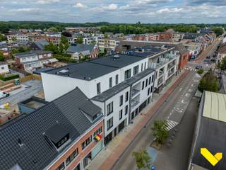 <strong>Residentie La Forchetta</strong> – een exclusief nieuwbouwproject met slechts 9 luxe appartementen, gelegen in het centrum van Tessenderlo. <br /><br />De appartementen beschikken over 2 slaapkamers en variëren in grootte van 94 m² tot maar liefst 155 m². Elk detail is ontworpen met oog voor kwaliteit, licht en ruimte – ideaal voor wie houdt van hedendaags wonen met een vleugje elegantie.<br /><br />Waarom kiezen voor La Forchetta?<br />- Unieke ligging in het centrum van Tessenderlo<br />- Slechts 9 exclusieve appartementen<br />- Hedendaagse architectuur en hoogwaardige afwerking<br />- Energiezuinig wonen met moderne technieken<br />- Afwerking op maat<br />- Oplevering voorzien voor einde van zomer 2026<br />- Verlaagd btw tarief van 6% indien u voldoet aan de voorwaarden<br />
<p><strong>Prijsinformatie:</strong><strong><br /></strong>De geadverteerde prijs is<span> </span><strong>exclusief</strong>:<span> </span><strong>21% btw</strong>, staanplaats, kelderberging, fietsenstalling, aansluitingskosten, notariskosten en registratierechten op het grondaandeel. Onderaan bij <strong>beschikbaarheid</strong> kan u meer informatie terugvinden over de <strong>totaalprijzen</strong> en het voordeeltarief van <strong>6% btw</strong> specifiek per appartement.</p>
Heeft u interesse in dit unieke woonproject? Wacht niet langer en contacteer ons op 013 66 62 08 voor meer informatie.