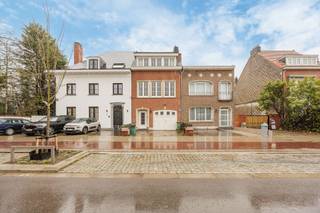 De bel-etage is gelegen in een centrale maar rustige woonomgeving met veel groen, vlakbij Park Rozendaal en het Runcvoortpark, met scholen en...