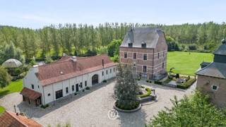 Dit buitengewone landhuis, is gelegen in het idyllische Nieuwerkerken en biedt een ongeëvenaarde combinatie van ruimte, weelde en privacy. De...