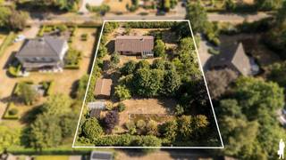 <p><strong>Vrijstaande laagbouwwoning in een villawijk op ruim perceel van 2.448 m²<br /><br /></strong></p>
<p>Gelegen in een <strong>aangename en residentiële villawijk</strong> vinden we deze vrijstaande laagbouwwoning op een bijzonder ruim perceel van <strong>2.448 m²</strong>. Het perceel heeft een breedte van maar liefst 38 meter en is gelegen in een <strong>doodlopende straat</strong>, grenzend aan een prachtig <strong>natuurgebied</strong>.</p>
<p>De woning beschikt over een ruime leefruimte, waarbij de <strong>living opengetrokken is tot in de nok</strong>. Dankzij het <strong>grote raam</strong> geniet deze ruimte van een overvloed aan <strong>natuurlijk licht</strong> en een indrukwekkend gevoel van ruimte. Een heerlijke plek om te ontspannen en volop te genieten van de omgeving.</p>
<p>De keuken sluit mooi aan op de leefruimte en vormt samen met de woonkamer en eetruimte een aangenaam geheel. Vanuit de leefruimte is er een directe verbinding met de <strong>veranda van ca. 14 m²</strong>, waardoor het binnen- en buitenleven mooi in elkaar overvloeien.</p>
<p>De gelijkvloerse woning omvat verder <strong>drie volwaardige slaapkamers</strong>, een ruime badkamer met ligbad, dubbele wastafel en toilet, en een afzonderlijk toilet. De praktische indeling zorgt voor een aangenaam wooncomfort en een vlotte circulatie doorheen de woning. De <strong>airco's </strong><span>in de leefruimte en de slaapkamer zorgen tijdens de zomermaanden voor een aangename verkoeling van de woning.</span></p>
<p>Een extra troef is de <strong>ruime inpandige garage van ca. 26 m²</strong>, met voldoende plaats voor een wagen en bijkomende bergruimte. Vanuit de garage bereikt u tevens de handige <strong>bergzolder</strong>. In de tuin bevindt zich nog een ruim tuinhuis.</p>
<p>Het ruime perceel van <strong>2.448 m²</strong> biedt volop mogelijkheden voor wie houdt van tuin, groen en privacy. De ligging in een <strong>villawijk</strong> zorgt bovendien voor een aangename, residentiële woonomgeving met hoofdzakelijk vrijstaande woningen.</p>
<p><strong>Troeven</strong></p>
<ul>
<li>Gelegen in een <strong>residentiële villawijk</strong></li>
<li>Vrijstaande laagbouwwoning</li>
<li>Ruim perceel van <strong>2.448 m²</strong></li>
<li><strong>3 slaapkamers</strong></li>
<li>Living <strong>open tot in de nok</strong></li>
<li>Veranda van ca. <strong>14 m²</strong></li>
<li>Inpandige garage van ca. <strong>26 m²</strong></li>
<li>Veel groen, ruimte en privacy</li>
<li><strong>Airco</strong></li>
</ul>