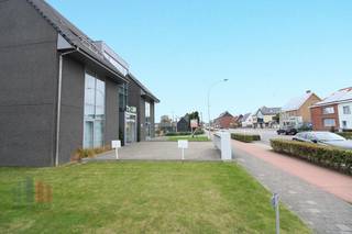 Strategisch gelegen kantoorruimte van 396 m² te huur. Op amper 800 meter van de Knokkebaan met een snelle verbinding naar het op- en afrittencomplex van de E40 te Aalter. Ook met het openbaar vervoer vlot bereikbaar, station en bushalte op slechts 800 meter.<br /><br />De instapklare kantoren zijn <strong>praktisch ingedeeld</strong> met aparte ruimtes op de tweede verdieping en een landschapskantoor op de 3e verdieping. Verder beschikt de ruimte over o.a. een kitchenette, sanitaire voorziening en airconditioning. Grote raampartijen zorgen voor veel natuurlijke lichtinval. Tevens zijn de ruimtes voorzien van ruime <strong>terrassen</strong>.<br />4 bovengrondse <strong>parkeerplaatsen </strong>voorzien.<br /><br />Beschikbaar vanaf september 2026.<br /><br />Contacteer <strong>PANORAMA B2B GENT KANTOREN</strong> voor bijkomende (technische) inlichtingen, plannen of een vrijblijvend plaatsbezoek<strong> 0477 44 39 30</strong>.