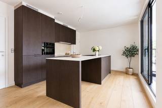 Ontdek dit stijlvolle nieuwbouwappartement op de 1ste verdieping van een kleinschalig appartementsgebouw (met lift). Dankzij de hoogwaardige afwerking, doordachte indeling en energiezuinige technieken geniet je hier van optimaal wooncomfort.<br /><br />Bij het binnenkomen word je verwelkomd in de volledig uitgeruste open leefkeuken met aansluitende berging en de lichtrijke leefruimte met grote raampartijen. Vanuit zowel de leefruimte als de keuken heb je toegang tot het aangename hoekterras, waar je geniet van een mooi uitzicht op de kerk van Kallo. Verder beschikt het appartement over 2 ruime slaapkamers, een stijlvolle badkamer met inloopdouche en wastafel en een apart gastentoilet.<br /><br />Daarnaast is er een gemeenschappelijke fietsenberging en afvalberging voorzien voor extra comfort. Een garage kan optioneel aangekocht worden voor € 35.000.<br /><br />De ligging is een absolute troef: het appartement bevindt zich in het centrum Kallo, op slechts enkele minuten van de haven en met een vlotte verbinding naar de E34. Hierdoor geniet je van een uitstekende bereikbaarheid, zowel richting Antwerpen als Gent.<br /><br />Met een verwacht E-peil van ongeveer E30 is dit appartement uitgerust met de nieuwste energiezuinige technieken. Zo geniet je van een laag energieverbruik, een hoog wooncomfort en aantrekkelijke fiscale voordelen. Bovendien bestaat, mits voldaan aan de wettelijke voorwaarden, de mogelijkheid om aan te kopen aan het verlaagde btw-tarief van 6%.<br /><br />Wij leiden je graag rond.