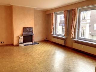 <p><span>Topper! </span></p><p><span>Dit appartement is gelegen in het centrum van Oudenaarde op wandelafstand van het station, park, winkels.</span></p><p><span>Het twee slaapkamer appartement is als volgt ingedeeld: een inkomhal met vestiaire en apart toilet, ruime lichtrijke leefruimte, grote ingerichte eetkeuken, badkamer met ligbad, lavabo en toilet, twee slaapkamers met ingemaakte kasten.</span></p><p><span>Gemeenschappelijke fietsenberging.</span></p><p><span>Airconditioning, centrale verwarming en dubbele beglazing met verduistering.</span></p><p><span>Aparte kelder. Mogelijkheid tot het bijkopen van een garage. (30.000euro)</span></p><p><span>Ideaal investeringsvastgoed.</span></p><p><span> </span></p><p><span>Bezoek na afspraak met Anouk v Pattymo 0476/63.56.28</span></p>