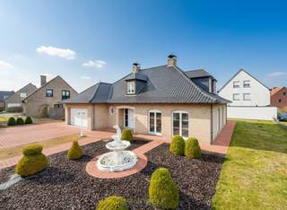 BUNGALOW BIEN ENTRETENU sur un TERRAIN FACILE À ENTRETENIR, situé dans un QUARTIER RÉSIDENTIEL AGRÉABLE à Kruisem, à proximité des commerces, des écoles et des axes routiers importants. Grâce à son label EPC C avantageux et à son AGENCEMENT PRATIQUE, cette maison est la MAISON FAMILIALE IDÉALE pour ceux qui souhaitent vivre CONFORTABLEMENT et SANS SOUCIS. À l'étage, vous avez la possibilité d'AMÉNAGER DES CHAMBRES SUPPLÉMENTAIRES/UNE SALLE DE LOISIRS. En bref, une MAISON PRÊTE À HABITER offrant D'INNOMBRABLES POSSIBILITÉS dans un ENDROIT ATTRAYANT à Kruisem !<br />Depuis le hall d'entrée avec toilettes pour invités, vous accédez à la pièce à vivre extrêmement spacieuse et lumineuse. À côté se trouve la cuisine équipée avec un débarras pratique. Depuis le hall, vous avez accès à la chambre à coucher au rez-de-chaussée, à la salle de bains équipée et au double garage intérieur. À l'étage se trouvent une deuxième et une troisième chambre à coucher, ainsi qu'une pièce polyvalente qui offre de nombreuses possibilités pour créer des chambres à coucher supplémentaires, un bureau ou une salle de loisirs.<br />À l'extérieur, la maison dispose d'une grande allée, d'un jardin facile d'entretien et d'un abri de jardin.<br /><br />Adresse : Michel Dierickxstraat 11 à Kruisem.<br /><br />PEB : 265 kWh/m², score G A et score P C, aucune obligation de rénovation applicable.