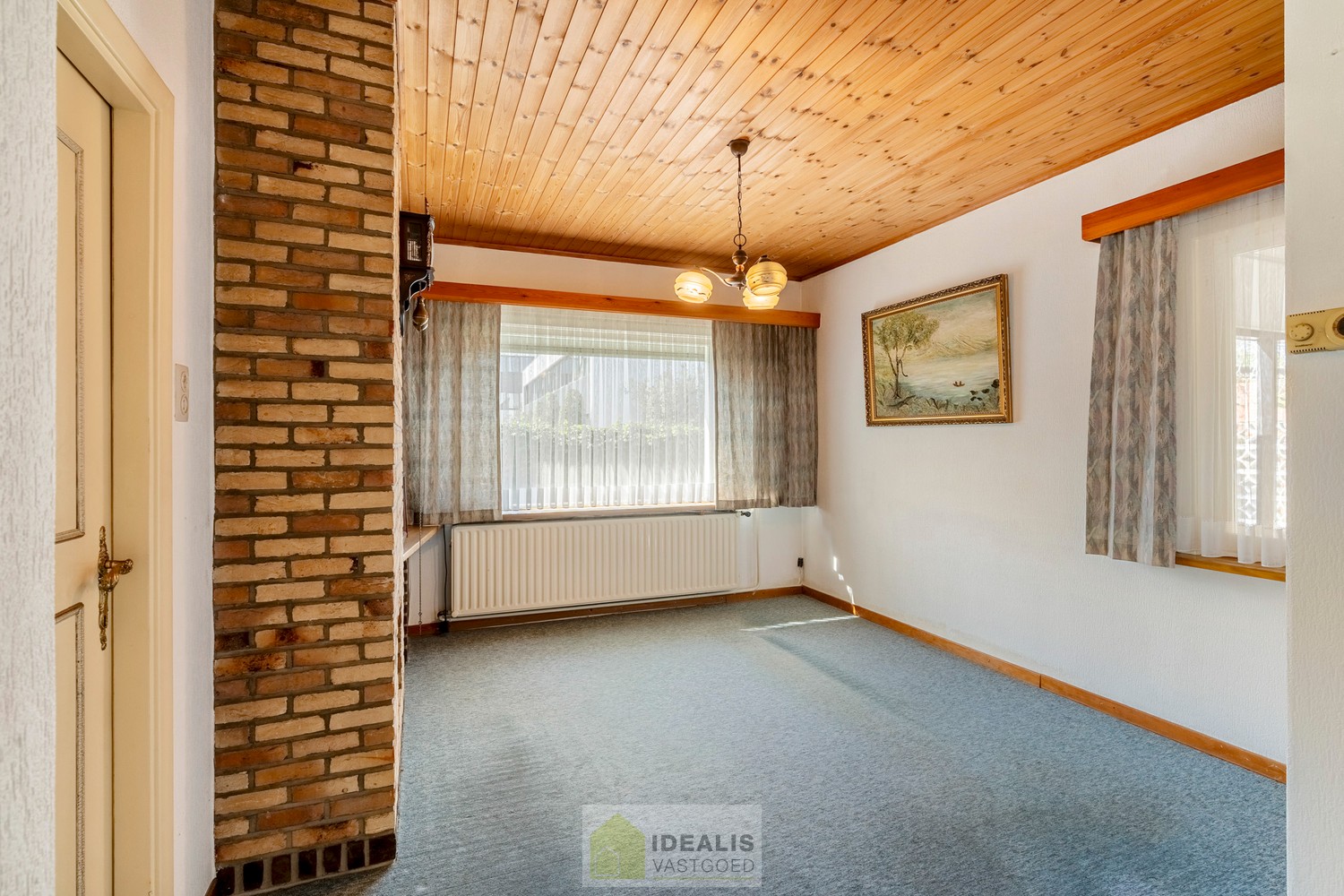 IDEALIS VASTGOED - Aangename vrijstaande woning op toplocatie te Boseind, Pelt. Deze woning omvat maar liefst +-149m² netto bewoonbare oppervlakte op een perceel van 6a 35ca met een ruime woonkamer met aansluitend uitgeruste keuken, maar liefst 3 slaapkam - foto 4