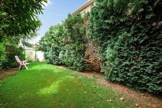<p><span>Charmant gelijkvloers appartement met tuin en garagebox te koop</span></p><p><span>Dit gezellige gelijkvloers appartement met tuin bevindt zich in een rustig en goed onderhouden gebouw. Het biedt een zeer vlotte verbinding naar buurtwinkels, het openbaar vervoer en de A12 richting Antwerpen, Mechelen en Brussel. De garagebox met oprit dient apart worden aangekocht voor 30.000.</span></p><p><span>Indeling:</span></p><p><span>Living en keuken:</span><span><br />De lichte en ruime living geeft toegang tot de veranda, die dankzij grote raampartijen voor veel natuurlijk licht zorgt. Vanuit de veranda geniet u van een gezellige tuin. De gesloten keuken is volledig uitgerust en biedt alle comfort.</span></p><p><span>Slaapkamer en badkamer:</span><span><br />Het appartement beschikt over één slaapkamer met directe toegang tot de badkamer, die voorzien is van een douche en een lavabomeubel.</span></p><p><span>Kelder:</span><span><br />Er is een kelder beschikbaar voor extra bergruimte.</span></p><p><span>Garagebox:</span><span><br />De garagebox met oprit dient apart worden aangekocht voor 30.000.</span></p><p><span>Extra voordelen:</span></p><ul><li><span>Gelijkvloers appartement </span></li><li><span>Eigen tuin </span></li><li><span>Garagebox met oprit (apart 30.000) </span></li><li><span>Veel natuurlijk lichtinval </span></li></ul>