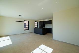 Op wandelafstand van het centrum van Buggenhout vindt u dit instapklare, compleet geschilderd, nieuwbouwappartement dat uitblinkt in comfort en energiezuinigheid. Dankzij de nieuwste technieken zoals vloerverwarming en een warmtepomp geniet u van zeer lage energiekosten.<br />Het appartement is door zijn ligging zeer lichtrijk en beschikt over twee slaapkamers, een ruime en lichtrijke woonkamer met open keuken en stijlvol keukeneiland, een aparte berging, een afzonderlijk toilet en een badkamer uitgerust met een ruime inloopdouche en ingebouwd ligbad. Het zuid-gericht terras biedt de perfecte plek om in alle rust van de zon te genieten. Alle ruimtes zijn voorzien van verlichting en zullen ook nog voorzien worden van gordijnen waardoor het appartement dus compleet instapklaar is. Bovendien is in de huurprijs een ondergrondse parkeerplaats inbegrepen, wat dit appartement nog praktischer maakt.<br />Huurprijs: 1.200 EUR + 100 EUR gemeenschappelijke kosten<br />Referentie: 5637