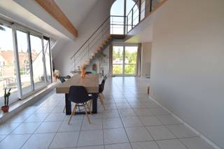 Dit appartement geniet héél wat lichtinval, enorme ruimte, rustige ligging en vlakbij het centrum van Rollegem.Het appartement bevindt zich op de...