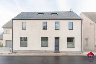 <p>Ben je op zoek naar een instapklare gezinswoning met 5 slaapkamers, ruime garage en zonnige tuin in Haaltert? Gevonden!</p>

<p>Deze uitzonderlijk ruime woning in de Ekentstraat combineert comfort, energiezuinigheid en veelzijdigheid op een toplocatie. Met maar liefst 358 m² bewoonbare oppervlakte is dit de ideale thuis voor grote gezinnen, zelfstandigen of wie wonen en werken moeiteloos wil combineren. De woning werd totaal gerenoveerd in 2011 en kreeg in 2024 nog een upgrade van de achterbouw, waardoor je hier werkelijk zonder zorgen kan intrekken. <span>Extra troeven zijn het gunstige EPC-label B, 15 zonnepanelen, een 3-fase Wallbox laadpaal, conforme elektriciteit, Tado-verwarming, alarmsysteem, camerabewaking, videofonie, plafondspeakers, vliegenramen, waterverzachter en nog veel meer. Bovendien woon je hier groen en rustig, met winkels, scholen, station en de E40 vlot bereikbaar.</span></p>

<p>Binnen geniet je van een royale leefruimte met zithoek, eetkamer en een volledig ingerichte leefkeuken met granieten werkblad en kwalitatieve toestellen van Miele, Bosch en Novy. Verder vind je op het gelijkvloers onder meer een veranda, technische ruimte, apart toilet, bureau en een extra stockage -of werklplaats. Op de verdieping bevinden zich drie volwaardige slaapkamers en een grote badkamer met inloopdouche, ligbad en dubbele wastafel. De afgewerkte zolderverdieping van maar liefst 63 m² met elektrische zonnewering en verduistering vormt een volwaardige extra slaap-, hobby- of polyvalente ruimte. Ook buiten heeft deze woning heel wat te bieden, met een ruime garage (automatische garagepoort) die bereikbaar is via de automatische schuifpoort rechts naast de woning, extra afgesloten bergingen en een mooie tuin. Wil je deze instapklare topper zelf ontdekken? Contacteer ons vandaag nog voor een bezoek in te plannen!</p>