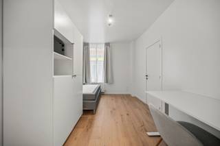 <span><strong>***alle informatie op www.connect-immo.be***</strong></span><br /><br /><strong>De Tiensestraat</strong><span> </span>ademt sfeer met zijn<span> </span><strong>heterogeen straatbeeld</strong>: enerzijds heb je de verschillende stijlen van historische gebouwen en anderzijds kan je er een combinatie vinden van woonhuizen, handelspanden en kantoren.<br /><br /><span>Niet alleen de leuke ligging van het pand is een troef maar ook de faciliteiten in de nabijheid zijn mooi meegenomen. Supermarkten, scholen, campussen, aula’s, faculteiten, printshops, apotheek… op wandel/ fietsafstand. Wil je graag een avondje stappen dan is de Oude Markt op wandelafstand. Ook voor een hapje en drankje ben je in de Parijsstraat/ Muntstraat/ Tiensestraat aan het juiste adres. Leuven zit vol met verborgen schatten en met een kot in de Tiensestraat zal het een dagelijkse ontdekking zijn.<br /></span><br /><span>Deze studentenresidentie is een </span><strong>vernieuwbouwproject</strong><span>. De renovatie wordt uitgevoerd met aandacht voor detail, afwerking en kwaliteitsvolle materiaalkeuze. Ook voldoet het gebouw aan </span><strong>de gevraagde strenge energiezuinigheidsnormen.</strong><span> De entiteiten zijn kamers eigen sanitair, dewelke volledig bemeubeld aangeboden worden. Bovendien is er </span><span>een gemeenschappelijke keuken aanwezig zodat studenten samen kunnen kokerellen! Een echte troef aan dit pand is de gemeenschappelijke buitenruimte, waar de studenten gezellig samen kunnen ontspannen!<br /></span><br /><span><strong><span>Interesse? Vraag je brochure op en plan uw bezoek in met onze Expert Investeringsvastgoed: Jacky@connect-immo.be of 0495 53 46 49</span><br /></strong></span><br /><span>EPC: 13 kWh/m2jaar - A label - 3010931</span><br /><strong>Verkoop onder het registratiestelsel</strong><br /><span>Wg, G</span><span>dv, Gvkr, Gvv</span>