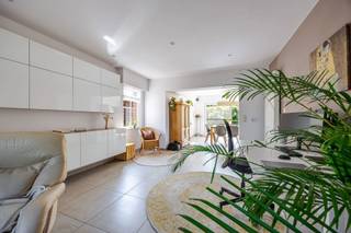 Eengezinswoning met 3 slaapkamers en zicht op groen<br /><br />In Winkelomheide te Geel is deze woning gelegen. Ze werd sinds 2014 stelselmatig vernieuwd en gerenoveerd tot het mooie huidige resultaat. <br />Op een perceel van 800m² en een goed doordachte indeling beneden zal dit voor veel mensen kunnen passen in hun zoektocht.<br /><br />INDELING<br /><br />Gelijkvloers<br />Inkomhal met vestiaire<br />Grote woonkamer<br />Eetkamer (recente aanbouw)<br />Open keuken (2020) voorzien van alle toestellen (inductievuur, warme luchtoven, microgolf, afwasmachine, dampkap, spoeltafel met Quooker)<br />Open berging met veel ingemaakte kasten<br />Badkamer met bad, douche en badmeubel<br />Apart toilet met handenwasser<br /><br />Eerste verdieping<br />3 slaapkamers<br />Nachthal<br />Toilet met handenwasser<br /><br />Kelder/zolder<br />De woning heeft een kelder en een bergzolder<br /><br />Tuin<br />Sfeervolle tuinlounge<br />Makkelijk te onderhouden volledig aangelegde tuin<br />Fietsenstalling<br />Garage met werkhuis<br /><br />Bijzonderheden<br />Zonnepanelen met certificaten<br />Automatische rolluiken<br />Dimbare LEDverlichting<br />Verwarming op gas met vernieuwde radiatoren<br />Elektriciteit conform<br />Gunstig EPC label C<br />Instapklaar<br /><br />Positieve aspecten<br />Prima onderhouden<br />Instapklaar<br />Spoedig beschikbaar<br />Rust en veel privacy<br />In de nabijheid van winkels, scholen, openbaar vervoer<br />E313 (Antwerpen – Luik) op 5 minuten
