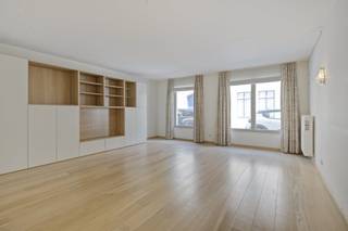 Dit appartement gelegen in een kleinschalige residentie aan de Sint-Niklaasstraat 14 te koop - vertegenwoordigt een unieke kans voor wie op zoek is naar een uitzonderlijke woonervaring centraal in Brugge centrum. Met een genereus bewoonbaar oppervlak van 113 m² en een terras van 23 m² + tuintje, biedt deze residentie een ongeëvenaard comfort en ruimte in het hart van de stad. De strategische ligging, op slechts enkele meters van de welgekende Steenstraat, positioneert dit appartement te midden van de meest gewilde commerciële en culturele voorzieningen van Brugge, zonder in te boeten aan de nodige rust. Verder is er een ondergrondse staanplaats aanwezig die apart kan aangekocht worden. Indeling als volgt:- Inkom (2,60 m²)- Leefruimte (31,77 m²)- Eetplaats (19,70 m²)- Keuken met aansluitende berging (6 m²)- Bureauhoek (1,5 m²)- Lichtstraat naar slaapvleugel (4,5 m²) - Slaapkamer 1 (14,35 m²) met badkamer (2,4 m²)- Nachthal met ingemaakte kast (3,22 m²)- Slaapkamer 2 (18,45 m²)- 2de badkamer (4,66 m²)- Wasplaats (2,50 m²)- Toilet (1,4 m²)Extra's:- Zonnig terras (23,15 m²) + tuin (+/- 30 m²)- Ondergrondse staanplaats