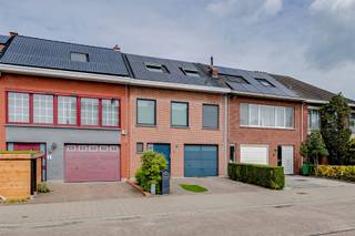 A stone's throw from the center of Ekeren, this ready to move in house is for sale in the Gravenlaan 25 . If you want a nice walk, the nearby Park...