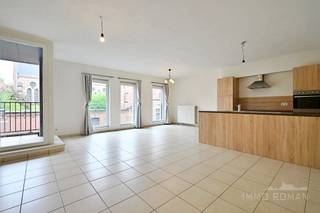 Modern tweeslaapkamer appartement met terras gelegen in Residentie Kloosterhof. Interessante ligging in het centrum van Ronse vlakbij de Grote Markt, station, openbaar vervoer, ...<br />Het appartement bestaat uit een ruime inkomhall, leefruimte met veel lichtinval, open geïnstalleerde keuken, met aansluitende berging. Leuk terras.<br />2 slaapkamers met aansluitend terras, badkamer met inloopdouche en wastafel, toilet en berging/wasplaats.<br />Ondergrondse autostaanplaats en praktische bergruimte voor fiets, ...<br />Vrij vanaf heden.<br />Gemeenschappelijke kosten: 60 euro/maand<br /><br />Interesse? Contacteer Immo Roman, gsm 0472 35 92 86.<br />