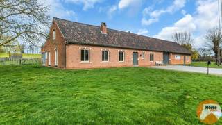 NIEUWE INTERESSANTE VOORWAARDEN !!<br /><br />Deze hoeve heeft een voorgevel van maar liefst 37m en is momenteel aan de linkerzijde ingericht als een woonhuis en aan de rechterzijde bestaat ze uit een grote inpandige schuur waar op vandaag een pop-up fietscafé 'De Merelhoeve' gevestigd is met aansluitend een maïsdoolhof aangelegd in het veld. <br />De inpandige schuur is ideaal voor het inrichten van een kantoorruimte, B&amp;B, kangoeroewoning,...<br />De hoeve is te renoveren doch werd het schrijnwerk reeds vernieuwd en is het dak in goede staat. Het gaat dus voornamelijk over een totale herinrichting waarbij men tot 1.000m³ mag voorzien als woning. <br /><br />Er zijn 2 houten stalgebouwen achter de hoeve. <br /><br />Deze hoeve kan gekocht worden op 1ha24 aan 648.000 euro of 688.000 euro op 1ha7.<br /><br />Ideaal voor wie op zoek is naar hoeve om naar zijn hand te zetten op een TOPlocatie met uitzicht op eigen weiland.<br /><br />Neem contact met ons op via 053/60.65.66 en plan een bezoek.