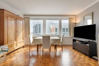 Aan het casino van Knokke vinden we dit appartement met zijdelings zeezicht op de eerste verdieping van de residentie Louise II. Dit appartement met één slaapkamer, badkamer en lichtrijke leefruimte biedt u de uitzonderlijke kans om uw droomverblijf te creëren op een absolute toplocatie. Dankzij de unieke ligging geniet u hier van zijdelings zeezicht, direct aan het Albertstrand.<br /><br />Het pand beschikt over een oppervlakte van 69m² en is volledig naar eigen smaak in te richten. De uitstekende bereikbaarheid en de uiterst centrale ligging in Knokke-Heist maken dit de ideale uitvalsbasis voor zowel een tweede verblijf, vaste bewoning of investering. Op wandelafstand bent u meteen in het centrum van Knokke, openbaar vervoer, strandbars en het casino. Tevens is er een privatieve kelderberging bij het appartement. <br /><br />Indeling:<br />- inkomhal met gastentoilet en bergruimte<br />- lichtrijke leefruimte<br />- keuken<br />- volwaardige en ruime slaapkamer<br />- badkamer met douche, lavabo en was- en droogkast aansluiting<br /><br />Dit appartement in Knokke-Heist combineert een toplocatie met veel potentieel. Wenst u graag meer informatie of een bezoek? Neem gerust contact op met onze vastgoedexpert Arne Reubens via +32 472 186 304 of Arne.Reubens@dewaele.com<br /><br />Bestuursmaatregelen in het maatregelenregister: nee
