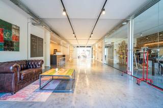 In het centrum van Izegem bieden wij u een unieke opportuniteit: een ruime en kwalitatief afgewerkte handelsruimte op een toplocatie.De handelsruimte op het gelijkvloers heeft een oppervlakte van maar liefst 186 m² en biedt tal van mogelijkheden voor diverse commerciële activiteiten zoals detailhandel, kantoorruimte of praktijkruimte. Dankzij de royale oppervlakte en praktische indeling kan de ruimte flexibel ingericht worden volgens uw noden.Achteraan bevindt zich een aangenaam en ruim terras, wat een absolute meerwaarde vormt voor zowel klanten als personeel.Indeling gelijkvloers:inkomhal ruime handelsruimtetoegang tot het terras achteraanTroeven van het handelspand:centrale ligging in Izegemgrote bruikbare oppervlakte (186 m²)polyvalente invullingsmogelijkhedenaangename buitenruimte/terrasvlotte bereikbaarheidBent u op zoek naar een commercieel pand met ruimte, visibiliteit en mogelijkheden? Dan is dit handelspand zeker een bezoek waard.Neem contact op met dossierbeheerder:Jeroen Taillieu – +32 493 25 14 33jeroen.taillieu@dewaele.com