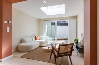 Totaal gerenoveerde woning met drie slaapkamers<br /><br />EPC-score: A<br />MOBISCORE: 8,7/10<br /><br />In een rustige maar centrale buurt bevindt zich deze volledig gerenoveerde woning, ideaal voor starters, gezinnen of investeerders. <br /><br />Op het gelijkvloers betreedt u de woning via de inkomhal met apart gastentoilet. Deze leidt naar de ruime en lichtrijke leefruimte met plaats voor een gezellige zithoek en eetruimte. Het grote schuifraam en de lichtkoepel zorgen voor een overvloed aan natuurlijk licht en geven toegang tot de aangename stadstuin. Aan de straatzijde bevindt zich de volledig uitgeruste keuken met hoogwaardige SIEMENS-toestellen, waaronder een vaatwasmachine, inductiekookplaat, heteluchtoven, dampkap en spoelbak.<br /><br />Op de eerste verdieping vindt u een ruime slaapkamer en een volledig ingerichte badkamer met ligbad en douche, een dubbel wasmeubel, handdoekradiator en aansluiting voor een wasmachine.<br /><br />De tweede verdieping beschikt over twee bijkomende volwaardige slaapkamers.<br /><br />Dankzij de centrale ligging, energiezuinigheid en doordachte indeling is deze woning ideaal voor starters, ouders met studerende kinderen of als interessante investering.<br /><br />Absoluut een bezoek waard!<br /><br />Interesse? Contacteer +32 471 65 25 34 of info@vicusvastgoed.be
