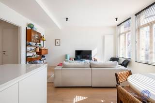 <p><span>Instapklaar en energiezuinig appartement nabij Park Spoor Noord</span></p><p><span>Op zoek naar een comfortabel appartement met twee slaapkamers en een terras, vlak bij het groen en het stadsleven? Dit verzorgde appartement aan de Tulpstraat 61 combineert een lichte leefruimte met een hedendaagse afwerking en een praktische indeling. Het maakt deel uit van een kleinschalig gebouw dat in 2020 volledig werd gerenoveerd. Met EPC-label A, een conforme elektrische installatie en Park Spoor Noord om de hoek beschikt u hier over een aangename thuis op een uitstekend bereikbare locatie.</span></p><p><span> </span></p><p><span>Indeling</span></p><p><span>De lichtrijke leefruimte is afgewerkt met een warme parketvloer en biedt plaats voor een gezellige zit- en eethoek. De open keuken sluit hier mooi op aan en werd recent uitgebreid met een keukeneiland en een nieuw natuurstenen werkblad. Dat zorgt voor extra werk- en opbergruimte en maakt samen koken en bijpraten nog aangenamer. De keuken is uitgerust met een koelkast, diepvries, vaatwasser, inductie kookplaat, dampkap en spoelbak. Het appartement beschikt over twee volwaardige slaapkamers van circa 15 m² en 10 m². Beide kamers bieden voldoende ruimte voor een comfortabele slaapkamerinrichting. De moderne badkamer is ingericht met een inloopdouche voorzien van verschillende functies waaronder massage, een lavabomeubel met spiegel en een handdoekwarmer. Het toilet is afzonderlijk. Daarnaast is er een ruime, praktische berging met aansluitingen voor een wasmachine en droogkast. Een privatieve kelderberging biedt extra opbergruimte.</span></p><p><span> </span></p><p><span>Belangrijkste troeven</span></p><ul><li><span>Lichtrijke leefruimte met parketvloer.</span></li><li><span>Open keuken met keukeneiland en natuurstenen werkblad.</span></li><li><span>Twee slaapkamers van circa 15 m² en 10 m².</span></li><li><span>Ruim terras achteraan het appartement.</span></li><li><span>Moderne badkamer en afzonderlijk toilet.</span></li><li><span>Ruime berging met aansluitingen voor wasmachine en droogkast.</span></li><li><span>Privatieve kelderberging inbegrepen.</span></li><li><span>Fietsenstalling op het gelijkvloers.</span></li><li><span>EPC-label A.</span></li><li><span>Conforme elektrische installatie.</span></li><li><span>Kleinschalig gebouw, volledig gerenoveerd in 2020.</span></li></ul><p><span> </span></p><p><span>Verkoopprocedure</span></p><p><span>Kijkdag: 3 oktober tussen 10h00 en 13h00</span></p><p><span>De instelprijs voor biedingen bedraagt € 275.000.</span></p><p><span>Geïnteresseerde kandidaten krijgen na de kijkdag de mogelijkheid om een bod onder gesloten omslag uit te brengen. De verkoper behoudt zich het recht voor om ieder uitgebracht bod vrij en weloverwogen te beoordelen. Alle kandidaten worden uiterlijk vijf dagen na de kijkdag geïnformeerd over de beslissing of het verdere verloop van de verkoopprocedure.</span></p><p><span> </span></p><p><span>Algemene informatie</span></p><p><span>De gemeenschappelijke kosten bedragen circa € 130 per maand. Deze omvatten onder meer de blokpolis, de syndicus en het elektriciteitsverbruik van de gemeenschappelijke delen.</span></p><p><span>Het appartement beschikt over privatieve digitale meters voor water, gas en elektriciteit.</span></p><ul><li><span>EPC: label A.</span></li><li><span>Elektrische keuring: conform.</span></li><li><span>Asbestattest: in aanvraag.</span></li></ul><p><span> </span></p><p><span>Het gebouw</span></p><p><span>Het kleinschalige appartementsgebouw onderging in 2020 een totaalrenovatie. Het bestaat uit een kelderverdieping, een gelijkvloers en vier bovenverdiepingen, met telkens één appartement per woonniveau.</span></p><p><span>Op het gelijkvloers bevindt zich een fietsenstalling. Het appartement beschikt over een privatieve kelderberging en een videofoon. Er is geen lift aanwezig.</span></p><p><span> </span></p><p><span>Ligging</span></p><p><span>Het appartement bevindt zich aan de Tulpstraat 61 in Antwerpen, op wandelafstand van Park Spoor Noord. Even wandelen, sporten of ontspannen in het groen kan hier vlak bij huis.</span></p><p><span>Tegelijk woont u centraal, met winkels, dagelijkse voorzieningen en openbaar vervoer in de nabije omgeving. Ook de belangrijke invalswegen zijn vlot bereikbaar.</span></p><p><span>Met een Mobiscore van 9,6/10 is dit een praktische uitvalsbasis voor wie graag in de stad woont en zich makkelijk wil verplaatsen.</span></p><p><span> </span></p><p><span>De informatie in deze prospectus is louter informatief. Kandidaat-kopers dienen zelf de nodige informatie in te winnen, te controleren en te interpreteren.</span></p><p><span> </span></p><p><span> </span></p>