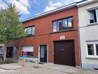 <p>Dit appartementsgebouw in Deurne bestaat uit drie vergunde appartementen met telkens één slaapkamer en een eigen privatieve kelderberging. Het gebouw wordt volledig vrij van huurders aangeboden. Dit geeft u als koper de vrijheid om zelf nieuwe huurders te selecteren of meteen werken uit te voeren vóór de verhuur.</p><p>Het gebouw beschikt over een vernieuwd dak en de appartementen hebben een EPC-label D. Een interessante opportuniteit voor wie zijn vastgoedportefeuille wil uitbreiden of wil starten met een opbrengsteigendom met drie verhuureenheden.</p><p><br />Maak uw afspraak via lou@guldentopsvastgoed.be.</p>