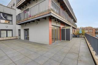 Het appartement is als volgt ingedeeld: <br />- inkomhal met gastentoilet<br />- lichtrijke woonkamer met open keuken<br />- keuken voorzien van al het nodige comfort: ingebouwde koelkast, oven, kookplaat en vaatwasmachine<br />- via de woonkamer kan u het terras betreden waardoor het ruime terras (99m²) een verlengde wordt van de leefruimte<br />- nachthal met toegang tot de slaapkamers<br />- 3 ruime slaapkamers <br />- 2 badkamers; één met ligbad, toilet en dubbele wastafel. De tweede badkamer beschikt over een douche en een enkele wastafel<br />- via de kamers kan u het terras betreden (oriëntatie noord)<br />- ondergrondse staanplaats (n°2) op -1: niet inbegrepen in de prijs (verplicht bij aan te kopen)<br />- kelder (n° 24) op -1<br /><br />Het uitzonderlijk grote terras voelt aan als een stukje tuin. Ondanks de noordelijke oriëntatie kan je toch genieten van een mooie avondzon en van een zeer aangenaam lichtinval in het appartement.<br /><br />Vraagprijs: 349.000 EUR + 25.000 EUR (staanplaats)<br /><br />Bestemming: woongebied<br />Onroerend goed ingeschreven op de bewaarlijst / beschermd / procedure tot inschrijving of bescherming lopende: neen<br />Verkavelingsvergunning: neen<br />Onroerend goed gelegen in een voorkooprechtperimeter: neen<br />Voorkeurrecht voor de huurder: neen<br /><br />Wenst u dit appartement te bezichtigen? doe een aanvraag via www.dewaele.com of neem contact op met Danielle Kaluza via 0791 27 21 88. <br />