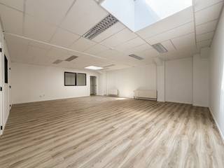 <p><strong>Individueel kantoor (unit 4) van 50m³ incl. voorzieningen en gemeenschappelijke keuken gelegen op de 1ste verdieping in de KMO zone Brugstraat te Turnhout. Onmiddellijk beschikbaar. EPC B. Gemeenschappelijke kosten: € 320,00 (provisie).</strong></p>
<p><strong>Ligging</strong><span>: deze kantoorruimte is gelegen in de KMO-zone aan de Brugstraat 53 te Turnhout, een strategische locatie met een uitstekende bereikbaarheid. Dankzij de vlotte verbinding naar de Ring van Turnhout en de E34 richting Antwerpen en Eindhoven is het pand zowel voor medewerkers als klanten eenvoudig bereikbaar. Bovendien bevinden zich diverse ondernemingen, handelszaken en voorzieningen in de onmiddellijke omgeving.</span></p>
<p><strong>Indeling</strong><span>: inkomhal, kantoorruimte (links achteraan), gemeenschapelijke keuken en toiletten.</span></p>
<p><strong>Omschrijving</strong><span>: b</span><span>ent u op zoek naar een professionele werkplek voor uw onderneming? Deze instapklare kantoorunit van 5</span><strong><span>0 m²</span></strong><span> is gelegen in de KMO-zone aan de Brugstraat 53 te Turnhout en vormt de ideale uitvalsbasis voor zelfstandigen, freelancers of kleine ondernemingen.</span></p>
<p><span>De kantoorruimte is onmiddellijk beschikbaar en voorzien van voldoende netwerkaansluitingen, zodat u uw activiteiten zonder grote investeringen kunt opstarten.</span></p>
<p><span>Daarnaast beschikt u over een </span><strong><span>gemeenschappelijke keuken</span></strong><span>, uitgerust met een spoelbak en koelkast. Deze ruimte leent zich bovendien uitstekend voor een lunchpauze of informeel overleg. Verder zijn er </span><strong><span>gemeenschappelijke sanitaire voorzieningen</span></strong><span> met afzonderlijke toiletten voor dames en heren.</span></p>
<p><span>In de KMO-zone zijn bovendien ruim voldoende publieke parkeerplaatsen beschikbaar voor uzelf, uw medewerkers en bezoekers.</span></p>
<p><span>Het gebouw is energiezuinig en beschikt over een </span><strong><span>EPC-label B</span></strong><span>, wat bijdraagt aan een aangename en efficiënte werkomgeving.</span></p>
<p><span>Kortom, een praktische en instapklare kantoorunit op een strategische locatie, ideaal voor ondernemers die op zoek zijn naar een professionele werkplek met alle nodige voorzieningen.<br /></span></p>