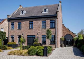 Landelijke villawoning met multifunctioneel aangrenzend gebouw, wintertuin en buitenzwembad op 40are26ca met wijds uitzicht over de velden! Troeven *...