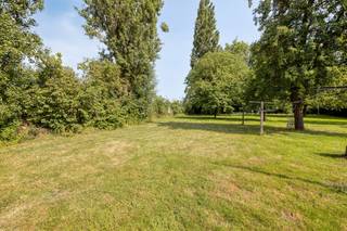 <br />Op een groen perceel van 12 are vindt u deze goed onderhouden halfopen woning. De ligging is landelijk en rustig, met een vlotte verbinding richting Maastricht, Tongeren, Luik en de E313. Ideaal voor wie dagelijks de grens oversteekt en thuis vooral ruimte, groen en privacy zoekt.<br /><br />De woning heeft een stevige structurele basis en werd doorheen de jaren met zorg onderhouden. Enkele opfrissings- en moderniseringswerken zijn wenselijk, maar van een zwaar renovatieproject is hier geen sprake. Met gerichte energetische ingrepen voldoet de woning aan de renovatieverplichting. Dat maakt het pand aantrekkelijk voor kopers die stap voor stap hun eigen accenten willen leggen.<br />De tuin is een blikvanger. Volgroeide bomen zorgen voor schaduw op warme dagen en schermen het perceel af van inkijk. Achteraan blijft het zicht open en groen, versterkt door de aanpalende weide. De halfopen bebouwing en de royale perceelbreedte geven u hier een uitgesproken gevoel van vrijheid.<br /><br />De Markt van Maastricht ligt op een halfuur fietsen, het centrum van Tongeren op een kwartier met de wagen. De oprit van de E313 bereikt u binnen tien minuten, waardoor ook Hasselt en Antwerpen vlot in beeld komen. Luik ligt op een half uur rijden. Wandelaars en fietsers sluiten vanuit de deur aan op de knooppunten van Vlaanderen, Wallonië en Nederlands Limburg, midden in een in het hart van Haspengouw en de Voerstreek. <br /><br />Rustig en ruim wonen in Vlaanderen, werken in Maastricht of omstreken. Hier komt dat samen.<br /><br />Wenst u deze woning te bezoeken? Neem gerust contact met ons op.