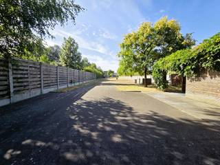 <p><span>Een authentieke woning waar u zeker overladen zal worden met karaktervolle en charmante elementen die u onmiddellijk positief zullen aanspreken.</span></p><p><span>De woning is gelegen nabij centrum Westmeerbeek, op fietsafstand van winkels en de school. Gelegen op een zeer ruim zuidgericht perceel van maar liefst 1160m² geniet deze charmante woning alle troeven om tot rust te komen.</span></p><p><span> </span></p><p><span>De grote inkomhal met gastentoilet geeft via een glazen deur toegang tot de zeer ruime woonkamer. Deze geniet van veel lichtinval dankzij de grote raampartijen en biedt een prachtig zicht op het aangelegde terras en de mooie diepe tuin. De aanwezigheid van een pelletkachel zorgt voor extra sfeer en gezelligheid en het open karakter van de living zorgt voor een gevoel van vrijheid en ruimte. Via de woonkamer krijgt u toegang tot de ingerichte leefkeuken met aanwezigheid van een extra voorraadberging, een 2</span><span><sup>de</sup></span><span> berging met ingebouwde pizza oven en de wasplaats.</span></p><p><span>Het 1</span><span><sup>ste</sup></span><span> verdiep geeft uit op 2 zeer mooie slaapkamers en een vernieuwde badkamer met inloopdouche, ligbad, lavabomeubel en 2</span><span><sup>de</sup></span><span> toilet. </span></p><p><span>Het zolderverdiep biedt potentieel tot extra slaapkamers en kan voorzien worden van een vaste toegangstrap.</span></p><p><span>De woning biedt een zeer mooi uitzicht op de zuidgerichte tuin die volledig omheind is.</span></p><p><span> </span></p><p><span>Troeven:</span></p><p><span>- EPC C – geen renovatieverplichting<br />- Ramen dubbel glas<br />- Centrale verwarming aardgas met vernieuwde brander 2021<br />- Dakisolatie aanwezig<br />- Zeer ruime woonkamer en keuken voorzien van ingemaakte kastenwand en vaste verlichting<br />- Vernieuwde badkamer 2017<br />- Zeer veel berging<br />- Uitbreidingspotentieel tot 4 slaapkamers<br />- Prachtige zuidgerichte tuin</span></p><p><span> </span></p><p><span>Contacteer Dupont Vastgoed voor een bezoek ter plaatse op 015 15 15 15 en laat u charmeren door deze karaktervolle woning.</span></p><p><span> </span></p>