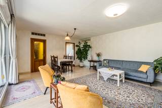 rong&gt;Te koop in Meise: woning met 5 slaapkamers<p><br /></p><p>Deze ruime gezinswoning is gelegen in een groene, residentiële omgeving in Meise, nabij scholen, openbaar vervoer en belangrijke invalswegen. Met 5 slaapkamers biedt de woning bijzonder veel ruimte, waarvan 2 slaapkamers op het gelijkvloers ideaal zijn voor wie gelijkvloers wil wonen of extra ruimte zoekt. Daarnaast zijn er 2 badkamers, waarvan één op het gelijkvloers, een ruime garage en een aangename tuin. Nabijgelegen gemeenten zoals Wolvertem, Grimbergen, Wemmel en Kapelle-op-den-Bos zijn vlot bereikbaar.</p><p><br /></p><p><strong>Belangrijkste ruimtes:</strong></p><p>• Ruime woonkamer</p><p>• Uitgeruste keuken</p><p>• Vijf slaapkamers</p><p>• Twee badkamers, waarvan één op het gelijkvloers</p><p>• Ruime garage met automatische poort en aansluitingen voor wasmachine en droogkast</p><p>• Berging</p><p><br /></p><p><strong>Troeven:</strong></p><p>• 5 slaapkamers, waarvan 2 op het gelijkvloers</p><p>• 2 badkamers, waarvan één op het gelijkvloers</p><p>• Ruime garage met automatische poort</p><p><br /></p><p><strong>Wens je een bezoek? Contacteer ERA LEUS &amp; TOYE via 02/335.11.12 en plan een afspraak met Gilles Sato.</strong></p><p><br /></p><p><strong>JOUW DROOMHUIS. ZO GEVONDEN!</strong></p>
