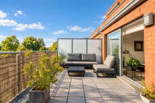 <p><span>Dit </span><span>fantastisch lichtrijke duplex appartement </span><span>is gelegen in het </span><span>centrum van Wilrijk </span><span>op wandelafstand van De Bist. De locatie is ideaal voor iemand die rustig maar toch </span><span>midden in het centrum</span><span> wil wonen. Op wandelafstand vind je winkels en openbaar vervoer. Belangrijke invalswegen heb je ook vlakbij.</span></p><p><span> </span></p><p><span>Het appartement werd in </span><span>2018 gerenoveerd</span><span> en heeft een oppervlakte van zo'n </span><span>89m²</span><span> (cfr. EPC) en een magnifiek </span><span>zonneterras van 18m²</span><span>. Parkeren doe je vlot in de </span><span>garagebox</span><span>, die </span><span>verplicht bij aan te kopen</span><span> is voor </span><span>24.500 euro</span><span>.</span></p><p><span> </span></p><p><span>Tweede verdieping</span></p><p><span>- lift tot de 2de verdieping</span></p><p><span>- inkomhal</span></p><p><span>- apart toilet</span></p><p><span>- woonkamer en eetkamer met airco</span></p><p><span>- volledig geïnstalleerde keuken (2018)</span></p><p><span>- fantastisch terras (18m²) met west oriëntatie en elektrische zonneluifel</span></p><p><span>Derde verdieping</span></p><p><span>- ruime slaapkamer met dressing en airco (20m²)</span></p><p><span>- badkamer met douche, lavabo en toilet (vermaler)</span></p><p><span>- berging met aansluitingen wasmachine en droogkast</span></p><p><span> </span></p><p><span>Algemeen gebouw</span></p><p><span>- lift aanwezig</span></p><p><span>- goed onderhouden en rustig gebouw</span></p><p><span>- fietsenberging</span></p><p><span> </span></p><p><span>Ben jij geïnteresseerd in dit appartement te koop in het centrum van Wilrijk, ben je op zoek naar ander vastgoed of wens je de waarde van jouw eigendom te kennen? Dan ben je bij BOLT immo aan het juiste adres! Wij helpen jou graag verder.</span><span> </span></p>