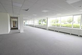 Fantastisch gelegen kantoor situeert zich op de gelijkvloers van het connexion Park met oa. een alarm, toegangscontrole, binnen- en...