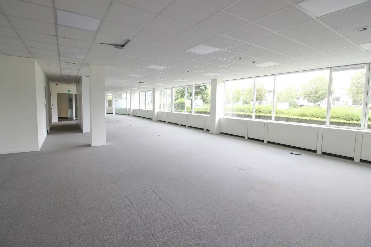 Lichtrijk kantoorgebouw met polyvalente ruimte te Zellik - foto 2