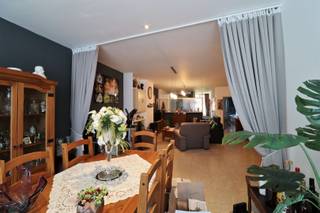 <p><span>Centraal gelegen, gelijkvloers 1-slaapkamerappartement, op wandelafstand van alle winkels, ontspanningsmogelijkheden, apotheken, etc... Omvat: inkom, grote leefruimte met lichtinval, eetplaats en ingerichte keuken. 1 slaapkamer, badkamer met inloopdouche en wastafel, technische ruimte voor wasmachine/droogkast. Terras en tuin aanwezig, alsook garage. </span></p>
