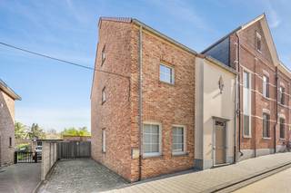Deze mooie woning met bouwjaar 2009 en een EPC B-label is prima gelegen nabij het provinciepark, scholen, winkels, sportfaciliteiten, eet- en drankgelegenheden en de of/afrit van de E314. Op een kleine 10min staat u met de fiets in het centrum van Leuven!<br /><br />Bestaande uit een inkomhal met een apart toilet en plaats voor vestiaire, een lichtrijke leefruimte met een zit- en een eetplaats en een schuifraam naar het terras, een open keuken met een eiland en een praktische wasplaats. <br />Op de eerste verdieping zijn een ruime hal met een apart toilet, 2 ruime slaapkamers, een bureau en een badkamer met een ligbad én een inloopdouche voorzien.<br />Op de tweede verdieping zijn een derde ruime slaapkamer met aansluitend een dressing en een technische ruimte voorzien. De woning is volledig onderkelderd met een kruipkelder en beschikt over een regenwaterput van 7.500liter.<br /><br />Naast de woning is een oprit met een poort en plaats voor 2 wagens voorzien. De tuin is onderhoudsvriendelijk aangelegd met een groot terras, verharding, kunstgras en een garage met een elektrische poort.<br /><br />EPC 113kWh(B-label)! Elektriciteit conform! Niet-overstromingsgevoelig! <br /><br />Indien u deze mooie woning graag bezoekt dan kan u mij steeds bereiken via arnaut@immojanstas.be of op 0495292080.<br /><br />Bijkomende info (EPC, bodemattest, elektriciteitsattest, enz...) kan U hier downloaden ↓