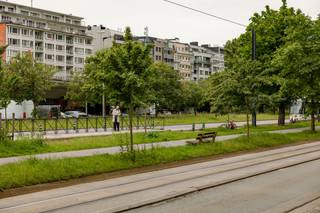 <p>Ben je op zoek naar een instapklaar appartement op een uitstekende ligging in Gent? Dan is dit volledig gerenoveerde appartement aan de Hubert Frère-Orbanlaan 513 zeker een bezoek waard. Het appartement combineert modern comfort met een praktische indeling en een vlotte bereikbaarheid.</p>
<p>De lichtrijke woonkamer vormt samen met de volledig uitgeruste keuken het hart van het appartement en biedt een aangename leefruimte om te ontspannen of gasten te ontvangen. Aansluitend bevindt zich het gezellige terras waar je in alle rust kan genieten van een zonnig moment.</p>
<p>Verder beschikt het appartement over twee volwaardige slaapkamers, 2 moderne badkamers voorzien van douche en wastafel, een apart toilet en een praktische indeling die optimaal gebruik maakt van de beschikbare ruimte. Dankzij de volledige renovatie geniet je van een hedendaagse afwerking en optimaal wooncomfort.</p>
<p>De ligging is een absolute troef: vlak bij het centrum van Gent, openbaar vervoer, winkels, horeca en belangrijke invalswegen. Ideaal voor wie comfortabel wil wonen met alle voorzieningen binnen handbereik.</p>
<p>Interesse? Neem snel contact op met THOMAS 0474 26 27 58 of info@vicusvastgoed.be</p>