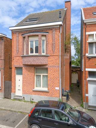 INSTAPKLAAR GELIJKVLOERS APPARTEMENT MET OPEN LEEFRUIMTE IN HARTJE STABROEKOp een centrale locatie in Stabroek vind je deze ruime woning met open...