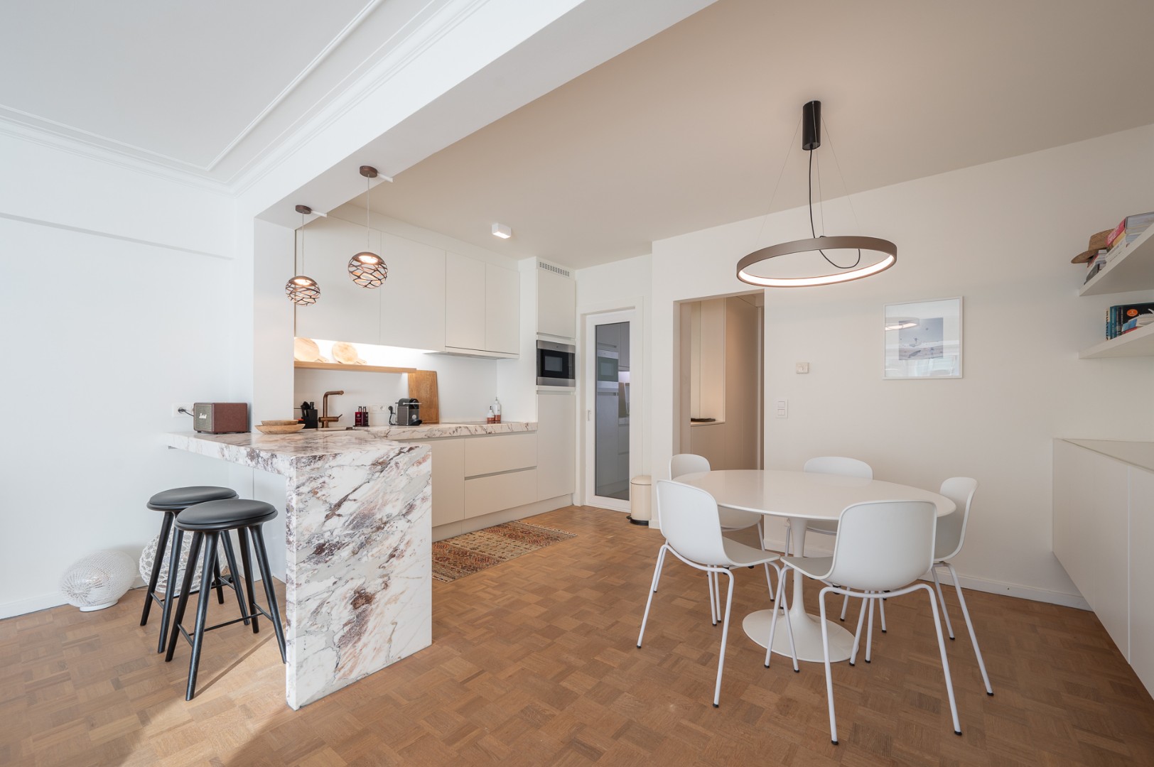 Prachtig gerenoveerd appartement met 2 slaapkamers op de Lippenslaan nabij de Zeedijk te Knokke. - foto 3