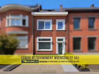 <span><span><strong>1ste bezoekdag woensdag 22 juli! Inschrijven kan via www.nobels.be onder referentienummer 4354298.</strong></span></span><br /><br />INSTAPKLARE STARTERSWONING, ideaal voor koppels of jonge gezinnen, gelegen op een CENTRALE EN VLOT BEREIKBARE LOCATIE in het CENTRUM van Kluisbergen. Dankzij de nabijheid van winkels, scholen, openbaar vervoer en BELANGRIJKE INVALSWEGEN geniet u hier van een aangename combinatie van WOONCOMFORT en BEREIKBAARHEID. De woning werd VOLLEDIG GERENOVEERD in 2015 en verder geoptimaliseerd met 14 ZONNEPANELEN (2023), wat resulteert in een GUNSTIG EPC-label B. Hierdoor bent u verzekerd van een ENERGIEZUINIGE en ZORGELOZE WOONERVARING.<br />De indeling gaat als volgt: via de inkomhal met gastentoilet heeft u toegang tot de lichtrijke leefruimte met open, ingerichte keuken en een mooi zicht op de tuin. Vanuit het toilet bereikt u eveneens de praktische kelder, ideaal als extra bergruimte. Op de 1ste verdieping geeft de nachthal toegang tot een ruime slaapkamer en een modern ingerichte badkamer. De zolderverdieping werd volledig ingericht als een 2de volwaardige slaapkamer, waardoor de woning perfect aansluit bij de noden van een jong gezin.<br />Buitenshuis geniet u van een aangenaam terras en een zonnige tuin, waar u in alle rust kan ontspannen of gezellig kan genieten met familie en vrienden.<br /><br />Adres: Stationsstraat 118 te Kluisbergen<br /><br />EPC: 199kWh/m², G-score en P-score A, Geen renovatieverplichting van toepassing, Bestuursmaatregelen in het maatregelenregister: Neen, Beschikbaar bij akte.