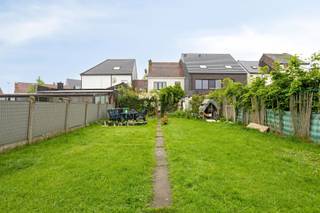 Zeer solide te moderniseren tweegevelwoning te Denderleeuw. De woning is gelegen op wandelafstand van het treinstation Denderleeuw, diverse winkels/warenhuizen, sportfaciliteiten, openbaar vervoer en scholen. Deze woonst werd volledig opgetrokken in beton en werd als volgt ingedeeld: op het gelijkvloers: inkomhal, ruime en lichtrijke leefruimte met aansluitend de keuken, veranda met zicht op de tuin, afzonderlijk toilet en garage voor 1 wagen met wasplaats. Op de eerste verdieping geeft de nachthal toegang tot 2 ruime slaapkamers, een bureauruimte en een ingerichte badkamer met dubbele lavabo, ligbad met douchefaciliteit en toilet. De zolderverdieping is toegankelijk via een vaste trap en kan eveneens omgevormd worden tot 2 extra kamers. Bovendien beschikt men over een mooie onderhoudsvriendelijke tuin en een kelder. Er is eveneens voldoende parkeermogelijkheid in de straat. Wenst u meer informatie of een bezoek? Aarzel niet om ons te contacteren via affligem@immoaccenta.be