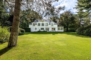 Stijlvolle villa op een perceel van 3.282 m² met veel privacy gelegen in unieke bosrijke omgeving te Vosselaar, nabij scholen, sportmogelijkheden...