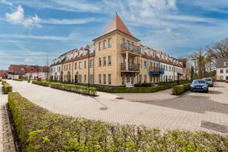 Instapklaar appartement op de eerste verdieping met o.a: 2 slaapkamers, 2 badkamers, mooie ruime leefruimte met balkon en open keuken...