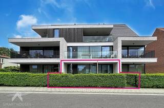<p>Prachtig appartement op een rustige ligging in een kleinschalig gebouw met weinig appartementen. Gelegen op het gelijkvloers, met een aangename indeling en veel lichtinval. De grote, volledig geïnstalleerde open keuken sluit mooi aan op de ruime en gezellige leefruimte met zit- en eethoek, die uitkijkt op de tuin. De onderhoudsvriendelijke tuin met groot terras vormt een heerlijke buitenruimte om in alle rust te genieten. Verder beschikt het appartement over een apart toilet en een praktische berging met wasplaats. De ruime slaapkamer heeft een ensuite badkamer met inloopdouche en lavabomeubel, wat zorgt voor extra comfort en privacy. Het appartement beschikt over vloerverwarming in twee zones en domotica voor de verlichting. De tuin wordt onderhouden door een tuinman via de VME. Op wandel- en fietsafstand bevinden zich verschillende supermarkten zoals Delhaize, Okay en Aldi. Daarnaast is er elke zondagochtend een wekelijkse markt in de buurt.</p>
<p>Een garage (€25.000) en staanplaats (€15.000) zijn verplicht bij aan te kopen. Totale richtprijs van 299.000 euro incl. garage en staanplaats.</p>
<br />Extra troeven<br />
<ul>
<li>energiezuinig</li>
<li>zonnepanelen</li>
<li>gemeenschappelijke regenwaterput</li>
<li>hoogwaardig afgewerkt</li>
<li>rustig gelegen</li>
<li>garage en staanplaats</li>
<li>instapklaar</li>
</ul>
<br />Deze woning is te koop ZONDER makelaar via het concept van Smart Houses. Wenst u verdere inlichtingen of een bezoek? Contacteer rechtstreeks de eigenaar via 0478/68.55.71