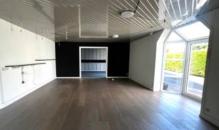 Gelegen in het centrum van Torhout, biedt dit instapklare kantoor een commerciële topligging met vlotte bereikbaarheid en nabijheid van...