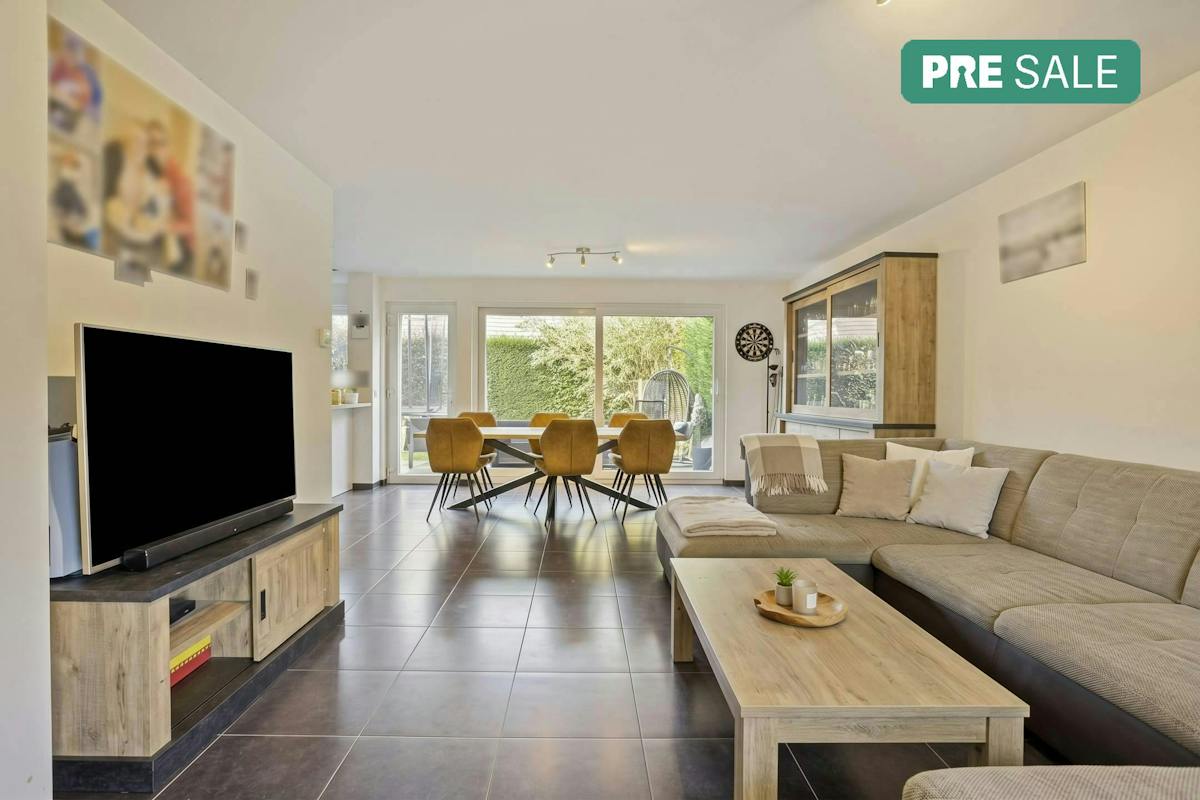 Ready to move in house with garden and garage in Roeselare for sale - photo 1
