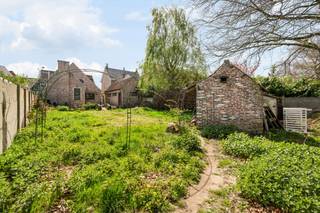 In het centrum van Berchem bevindt zich dit veelzijdige pand dat perfect de combinatie biedt van wonen en werken. Dankzij de centrale ligging geniet u van een uitstekende zichtbaarheid en bereikbaarheid, ideaal voor wie een zelfstandige activiteit wil combineren met comfortabel wonen.<br /><br />Op het gelijkvloers bevindt zich een commerciële ruimte met vitrine, geschikt voor diverse activiteiten. Aansluitend is er een professioneel ingerichte keuken in inox, voorzien van een diepvriescel en frigocel, wat tal van mogelijkheden biedt voor voedingsgerelateerde beroepen. Verder beschikt het pand over een inpandige garage en een losstaande garage/werkplaats, ideaal als opslagruimte of atelier.<br /><br />De woonst heeft een aparte inkomhal met gastentoilet en biedt een gezellige leefruimte met authentieke elementen en een halfopen, volledig geïnstalleerde keuken. Op de verdieping vindt u een ruime mezzanine, een grote nachthal, drie slaapkamers (waarvan één met balkon) en een badkamer.<br /><br />Achteraan geniet u van een aangenaam terras en tuin met vijver, een rustige plek midden in het centrum.<br /><br />Een unieke opportuniteit voor wie op zoek is naar een woning met praktijkruimte of handelsruimte op een centrale ligging in Berchem.<br /><br />Meer info of plan je bezoek: wim@immobeguin.be<br />Te koop via Immo Beguin, uw vastgoedexpert sinds 2009, met kantoren in Ronse, Waregem, Kortrijk, Deinze, Doornik en Lessen.