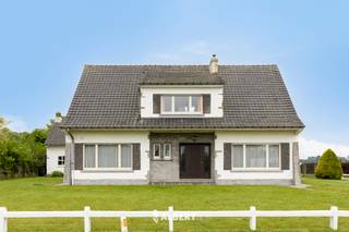 Bent u op zoek naar een eigendom met ruimte, rust en tal van mogelijkheden? Deze karaktervolle open bebouwing in Tollembeek ligt op een perceel...