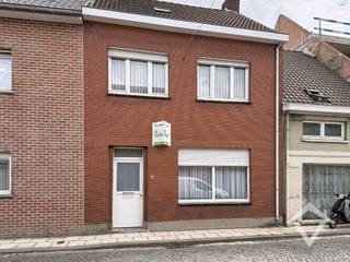 Deze woning is gelegen in het centrum van Koekelare, en bestaat uit: inkomhal - living - salon - ruime keuken - wasplaats - badkamer - terras - tuinhuis - afzonderlijk toilet - nachthal - 2 slaapkamers - vaste trap naar zolder. <br /><br />Onmiddellijk beschikbaar<br />Huurprijs 725 €/mnd
